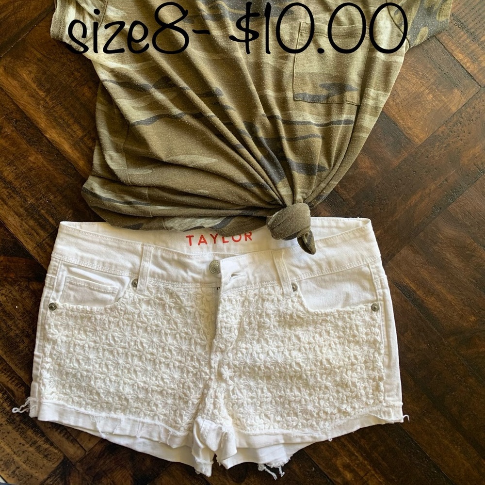 Floral lace detailed short shorts